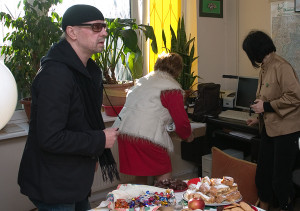 Bogusław Mec składał autografy na podziękowaniach za dary. Bogusław Mec składał autografy na podziękowaniach za dary.